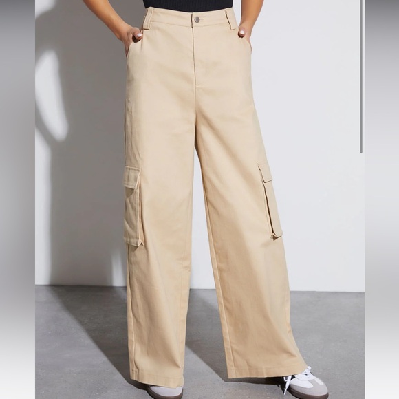Tan cargo pants, wide leg - Picture 3 of 5